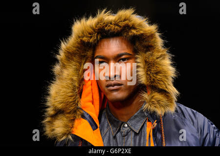 Un modello sulla passerella durante la mostra di Superdry Catwalk, presso l'Old Sorting Office, nel centro di Londra, parte di London Collections: Men. Foto Stock