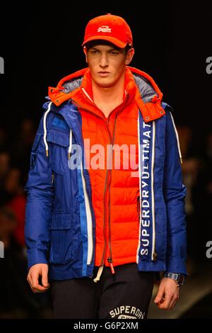 Un modello sulla passerella durante la mostra di Superdry Catwalk, presso l'Old Sorting Office, nel centro di Londra, parte di London Collections: Men. Foto Stock