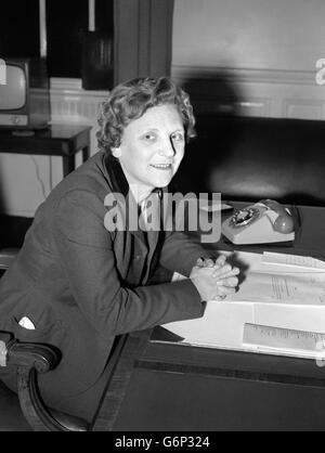 La nuova donna membro del governo di Harold Macmillan, Miss Mervyn Pike, è raffigurata presso la sede centrale del General Post Office, Londra. È stata nominata Assistente Postmaster Generale nella ricostruzione del governo post-elettorale del primo Ministro. Foto Stock