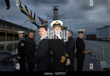 (Prima fila, sinistra - destra) attore Alex Ferns con la sua controparte reale Comandante Alex Burton, (Back Row, sinistra - destra) Chef Warren Dimond e l'attore Lee Boardman, l'attore Steven Kennedy con la sua controparte reale Comandante tenente Philip Nash durante una fotocall per la nuova serie televisiva Carlton che fa onde, Oggi mercoledì 14 gennaio 2004, tenuto a bordo della HMS Northumberland allo Schroders International London Boat Show, Excel Centre, London Docklands. Il dramma riflette la vita e le opere degli uomini e delle donne nella Royal Navy, ambientato a bordo di una fregata della Marina immaginaria. PA Foto: Andy Foto Stock