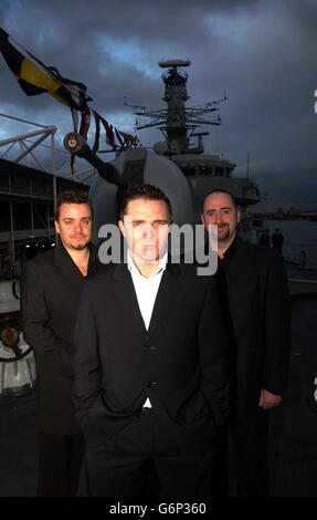 Attori Alex Ferns (Front) Lee Boardman (L) e Steven Kennedy durante una fotocall per il nuovo dramma Carlton TV Making Waves, tenuto a bordo della HMS Northumberland allo Schroders International London Boat Show, Excel Center, London Docklands. Il dramma riflette la vita e il lavoro degli uomini e delle donne nella Royal Navy, ambientato a bordo di una fregata della Marina immaginaria. Foto Stock