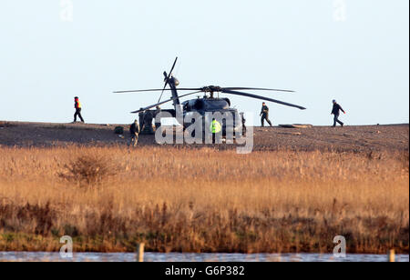 Un elicottero militare statunitense atterrato vicino alla scena a Salthouse a Norfolk in seguito al crollo di un elicottero Hawk dell'aviazione militare HH-60G durante un esercizio di addestramento, che ha ucciso quattro membri dell'equipaggio intorno alle 19:00 di ieri, vicino alla spiaggia di Cley-next-the-Sea, Norfolk. Foto Stock