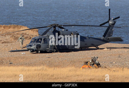 Il naufragio di un elicottero Hawk della US Air Force HH-60G che si è schiantato durante un esercizio di allenamento, uccidendo quattro membri dell'equipaggio intorno alle 19:00 di ieri, si trova vicino alla spiaggia di Cley-next-the-Sea, Norfolk. Foto Stock