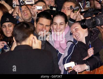 L'attore Tom Cruise arriva per la prima inglese del suo ultimo film The Last Samurai, tenuto presso l'Odeon Leicester Square, nel centro di Londra. Foto Stock