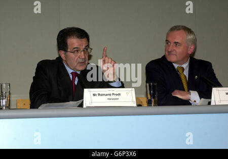 Taioseach (primo ministro irlandese) Bertie Ahern (destra) durante una conferenza stampa con il presidente della Commissione dell'Unione europea, Romano Prodi, al Castello di Dublino, nella Repubblica d'Irlanda, dopo una tradizionale riunione di lancio per la Commissione europea. Vari incontri tra i singoli ministri si terranno al Castello di Dublino in stretta sicurezza a seguito dell'esplosione di ieri di due bombe a lettere presso la sede centrale del sindacato di Bruxelles. Foto Stock