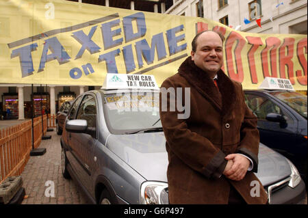 L'attore Shaun Williamson, che ha giocato l'apace 'Barry Evans' nella BBC SOAP Eastenders, aiuta a promuovere nuovi cambiamenti alle regole della tassa stradale durante una fotocellula a Covent Garden a Londra. Le nuove norme sono entrate in vigore il 1° gennaio 2004, con notevoli modifiche delle imposte sulle autovetture. Gli automobilisti che non tassano i loro vechiles entro un mese saranno identificati dal database di computer DVLA e riceveranno automaticamente una multa di 80. SHAUN WILLIAMSON SHAUN WILLIAMSON Foto Stock