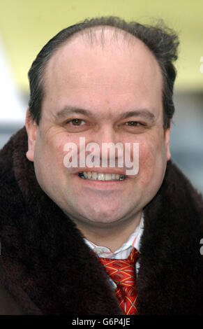 L'attore Shaun Williamson, che ha giocato l'apace 'Barry Evans' nella BBC SOAP Eastenders, aiuta a promuovere nuovi cambiamenti alle regole della tassa stradale durante una fotocellula a Covent Garden a Londra. Le nuove norme sono entrate in vigore il 1° gennaio 2004, con notevoli modifiche delle imposte sulle autovetture. Gli automobilisti che non tassano i loro vechiles entro un mese saranno identificati dal database di computer DVLA e riceveranno automaticamente una multa di 80. SHAUN WILLIAMSON SHAUN WILLIAMSON Foto Stock