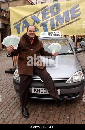 L'attore Shaun Williamson, che ha giocato l'apace 'Barry Evans' nella BBC SOAP Eastenders, aiuta a promuovere nuovi cambiamenti alle regole della tassa stradale durante una fotocellula a Covent Garden a Londra. Le nuove norme sono entrate in vigore il 1° gennaio 2004, con notevoli modifiche delle imposte sulle autovetture. Gli automobilisti che non tassano i loro vechiles entro un mese saranno identificati dal database di computer DVLA e riceveranno automaticamente una multa di 80. SHAUN WILLIAMSON SHAUN WILLIAMSON Foto Stock