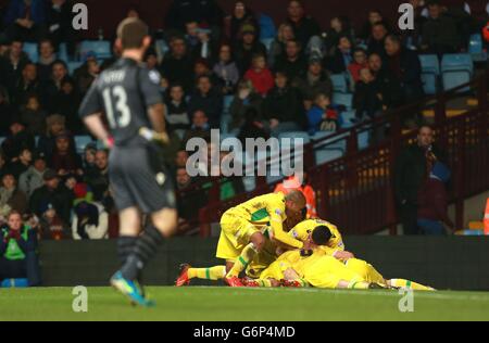 Calcio - fa Cup - terzo turno - Aston Villa / Sheffield United - Villa Park. I giocatori di Sheffield United festeggiano l'obiettivo di Ryan Flynn durante la partita di terza tornata della fa Cup al Villa Park di Birmingham. Foto Stock