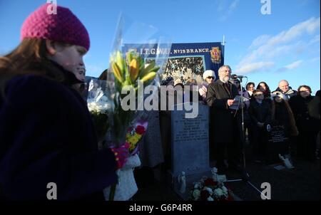 Il Presidente generale dei servizi, dell'Unione industriale, professionale e tecnica (SIPTU) Jack o'Connor, dà la grave cerimonia di commemorazione dell'ultimo centenario dei funerali di Alicia Brady al Cimitero di Glasnevin, Dublino. Foto Stock