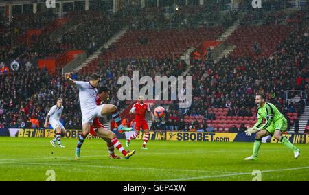 Danny Ings di Burnley (a sinistra) combatte con Maya Yoshida di Southampton come gol keeper Kelvin Davis urla gli ordini durante la terza partita della fa Cup a St Mary's, Southampton. Foto Stock