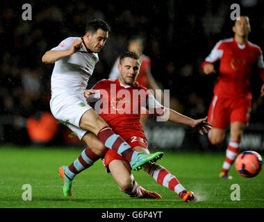 Danny Ings di Burnley (a sinistra) spreme un colpo oltre Luke Shaw di Southampton durante la terza partita della fa Cup a St Mary's, Southampton. Foto Stock