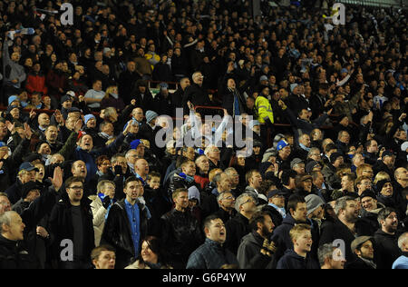 Calcio - fa Cup - terzo turno - Barnsley / Coventry City - Oakwell Stadium. I fan di Coventry City festeggiano negli stand durante la partita della fa Cup Third Round all'Oakwell Stadium di Barnsley. Foto Stock