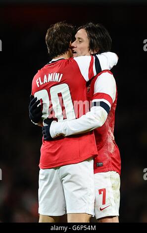 Tomas ROSICKY di Arsenal (a destra) festeggia con il compagno di squadra Mathieu Flamini dopo il fischio finale Foto Stock