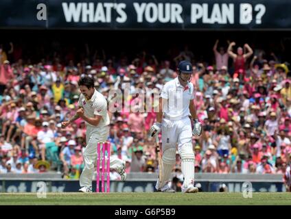 Il Mitchell Johnson (a sinistra) dell'Australia festeggia il lancio del wicket di Alastair Cook (a destra) in Inghilterra durante il terzo giorno del quinto test al Sydney Cricket Ground, Australia. Foto Stock