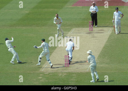 Il Johnny Bairstow inglese è catturato dal David Warner australiano (a sinistra) durante il terzo giorno del quinto test al Sydney Cricket Ground, Australia. Foto Stock