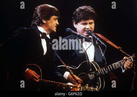 Phil (l) e Don Everly, il duo rock americano degli anni Cinquanta e Sessanta, suonano alla Royal Albert Hall di Londra. Il concerto è stato il loro primo insieme in 10 anni. Foto Stock