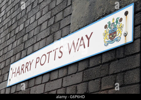 Calcio - Sky Bet Championship - Burnley / Huddersfield Town - Turf Moor. Una vista dettagliata di un cartello stradale per Harry Potts Way nea Turf Moor Stadium. Foto Stock