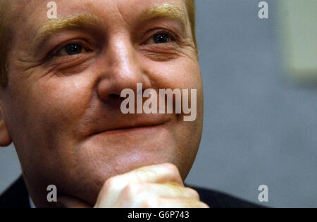 Il leader liberaldemocratico, Charles Kennedy, svela l'alternativa del suo partito alla tassa del consiglio, alla Camera dei Comuni, a Westminster. I lib Dems dicono che il sistema attuale è ingiusto perché non è collegato alla capacità di pagare e le persone con redditi bassi possono pagare più che i top earners. Foto Stock