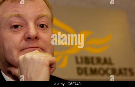 Il leader liberaldemocratico, Charles Kennedy, svela l'alternativa del suo partito alla tassa del consiglio, alla Camera dei Comuni, a Westminster. I lib Dems dicono che il sistema attuale è ingiusto perché non è collegato alla capacità di pagare e le persone con redditi bassi possono pagare più che i top earners. Foto Stock