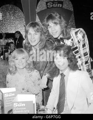 Il gruppo pop The New Seekers (senza Eve Graham, malato) ha partecipato alla cerimonia di presentazione del Sun Newspaper's Television Awards 1974 presso l'Hilton Hotel di Londra. Hanno ricevuto il premio pop. Foto Stock