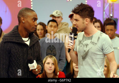 Ospitate Dave Berry (R) con il cantante Simon Webbe della boyband Blue durante la sua apparizione su MTV's TRL UK, presso gli MTV Studios di Camden, a nord di Londra. Foto Stock