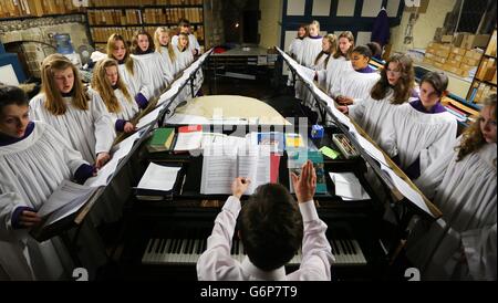 I sedici membri del Coro delle ragazze della Cattedrale di Canterbury si incontrano e provano per la prima volta con il direttore del coro David Newsholme nella Sala di canto della Cattedrale di Canterbury prima della loro prima esibizione pubblica più tardi nel mese. Foto Stock