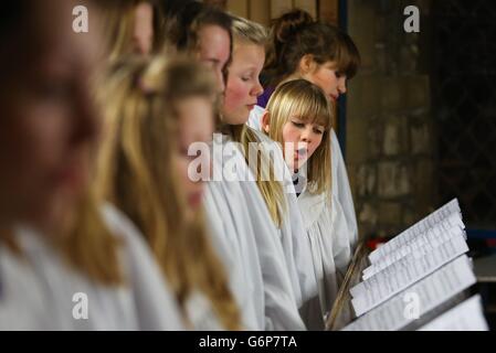 La Cattedrale di Canterbury e le ragazze del Coro Foto Stock