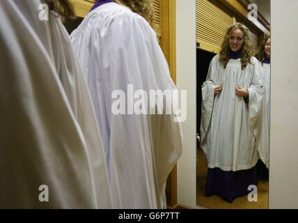 Ellen Spurling, uno dei sedici membri del nuovo Canterbury Cathedral Girls Choir, si mette a provare il suo cassock mentre il coro si incontra e si prova per la prima volta all'interno della Cattedrale di Canterbury prima della loro prima esibizione pubblica più tardi questo mese. Foto Stock