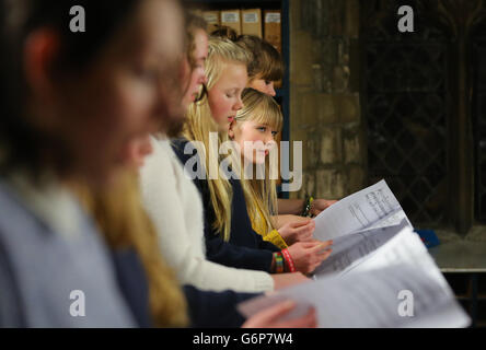 La Cattedrale di Canterbury e le ragazze del Coro Foto Stock