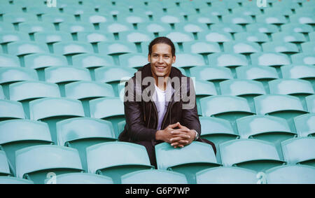 Calcio - Premiership Scozzese - Virgil van Dijk Photocall - Glasgow. Virgil van Dijk di Celtic durante una foto al Parco Celtic Foto Stock