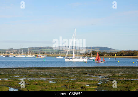 Barche nel canale di Chichester, Itchenor. Foto Stock