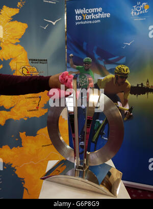 Ciclismo - Trofeo ufficiale per il Tour de France Grand partono va sul display Foto Stock