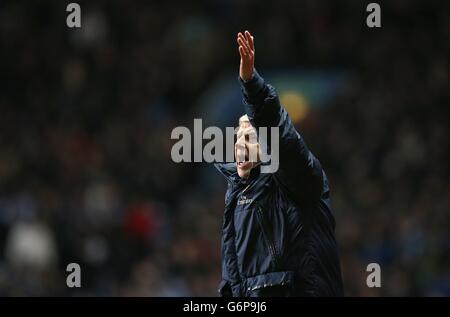 Calcio - Barclays Premier League - Aston Villa / Arsenal - Villa Park. Arsene Wenger, responsabile dell'arsenale, si attiva sulla linea di contatto Foto Stock