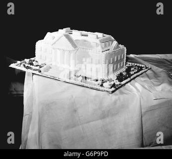 La torta nuziale da 140lb per Lady Pamela Mountbatten e MR David Hicks all'abbazia di Romsey, Hampshire. La torta è una replica di Broadlands, la casa Romsey dei Mountlistens, ed è fatta da Mayfair Catering, di Londra. Foto Stock