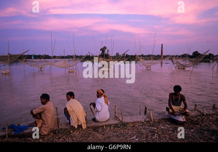 INDIA Bihar, immersione al fiume Bagmati un ramo del Gange / Ganga River a causa delle pesanti piogge monsoniche e di fusione dei ghiacciai Himalaya, persone di pesca sulla temporanea Costruzione di bambù, rete da pesca Foto Stock