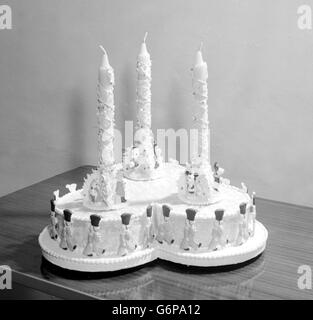 Torta di terzo compleanno del principe Carlo, presentata dal tenente generale Sir Frederick Browning, controller della famiglia della principessa Elisabetta. Foto Stock