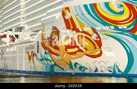 La Norwegian Getaway, la nave da crociera più nuova al mondo, offre un assaggio del tempo della Florida quando arriva a Southampton durante il suo viaggio inaugurale. Foto Stock