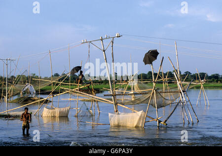 INDIA Bihar, immersione al fiume Bagmati un ramo del Gange / Ganga River a causa delle pesanti piogge monsoniche e di fusione dei ghiacciai Himalaya, persone di pesca sulla temporanea Costruzione di bambù, rete da pesca Foto Stock