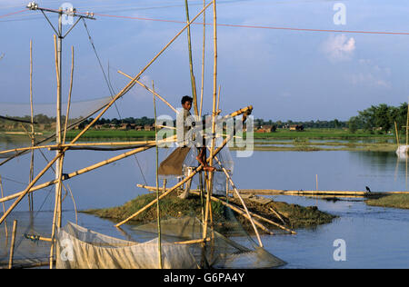 INDIA Bihar, immersione al fiume Bagmati un ramo del Gange / Ganga River a causa delle pesanti piogge monsoniche e di fusione dei ghiacciai Himalaya, persone di pesca sulla temporanea Costruzione di bambù, rete da pesca Foto Stock