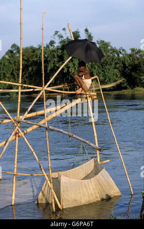 INDIA Bihar, immersione al fiume Bagmati un ramo del Gange / Ganga River a causa delle pesanti piogge monsoniche e di fusione dei ghiacciai Himalaya, persone di pesca sulla temporanea Costruzione di bambù, rete da pesca Foto Stock