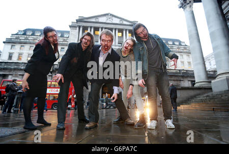 EDITORIALE USO SOLO attori vestiti come zombie al di fuori della Banca d'Inghilterra a Londra come peer-to-peer prestatore RateSetter mette in evidenza la questione dei conti di risparmio 'zombie' con rendimenti senza vita. Foto Stock