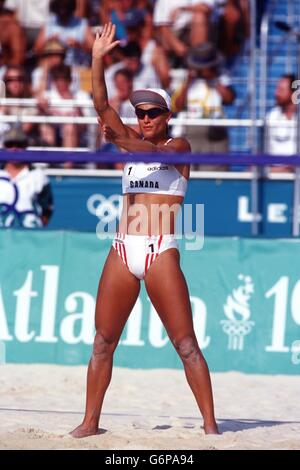 23-LUG-96, Giochi Olimpici di Atlanta, Beach volley, Barb Broen Ouellette di Canda in azione Foto Stock