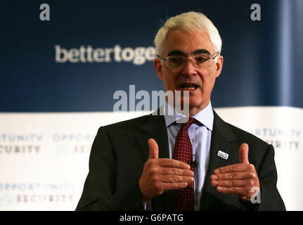 Alistair Darling, il leader della campagna a favore del sindacato Better Together, ha lanciato un ulteriore attacco al Libro bianco del governo scozzese, che illustra la sua visione dell'indipendenza, criticando le proposte dei nazionalisti su una serie di questioni, tra cui la moneta, le università, E debito e indebitamento, durante un pubblico di giovani elettori a Edimburgo. Foto Stock