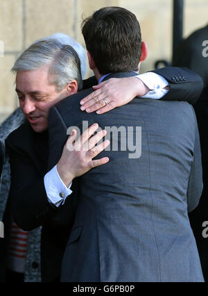 Il relatore della Camera dei Comuni John Bercow, (sinistra), abbraccia il Segretario di Stato Shadow per la Salute Andy Burnham, mentre arrivano per il funerale del MP Paul Goggins alla Cattedrale di Salford, Salford. Foto Stock