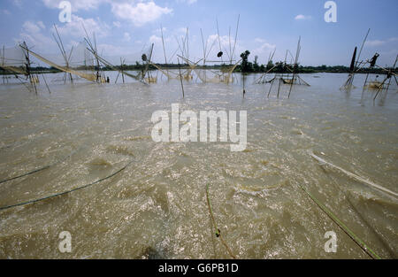 INDIA Bihar, immersione al fiume Bagmati un ramo del Gange / Ganga River a causa delle pesanti piogge monsoniche e di fusione dei ghiacciai Himalaya, persone di pesca sulla temporanea Costruzione di bambù, rete da pesca Foto Stock