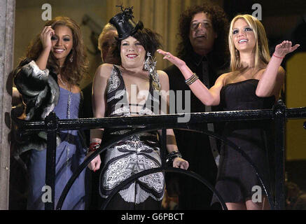 (Da sinistra a destra) i cantanti Beyonce Knowles, Pink, e Britney Spears durante la prima mondiale di Pepsi Gladiator TV Commercial presso la National Gallery di Trafalgar Square, nel centro di Londra. Dietro di loro ci sono i membri della Regina Brian May (a destra) e Roger Taylor. L'annuncio - che è protagonista delle tre dive pop - trasmette per la prima volta su MTV UK e Irlanda durante la trasmissione degli Osbournes. Foto Stock