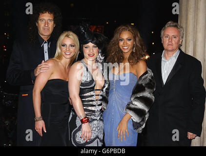 (Da sinistra a destra) Brian May dalla rock band Queen con i cantanti Britney Spears, Pink e Beyonce Knowles durante la prima mondiale della Pepsi Gladiator TV Commercial alla National Gallery di Trafalgar Square, nel centro di Londra. L'annuncio - che è la stella dei tre dive pop e utilizzando Queen's We Will Rock You come il soundbed - trasmette per la prima volta su MTV UK e Irlanda durante la trasmissione degli Osbournes. Foto Stock