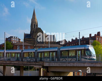 Nottingham Express Transit NET tram in funzionamento in prossimità del Lace Market a Nottingham City Centre Nottinghamshire England Regno Unito Foto Stock