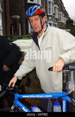 Alastair Campbell in bicicletta Foto Stock